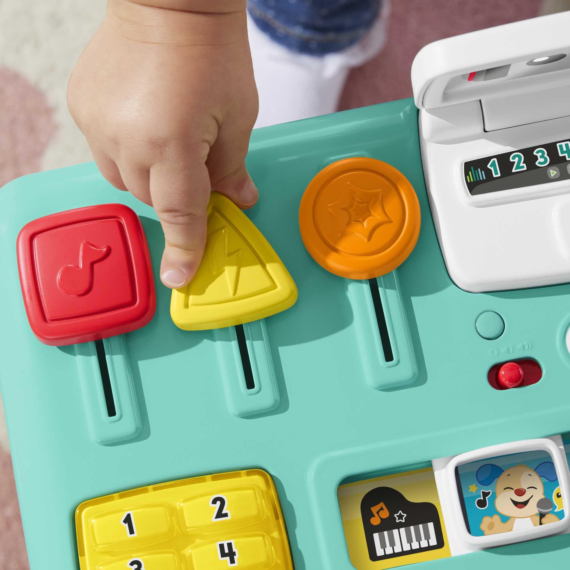 FISHER-PRICE HXG09 Lernspaß DJ-Spieltisch – Musikalisches Lernspielzeug mit 3 Klavierspielmodi, Lichtern, 12 Motorikaktivitäten und über 100 Liedern und Tönen, spricht Deutsch, ab 6 Monaten / 1 Jahr