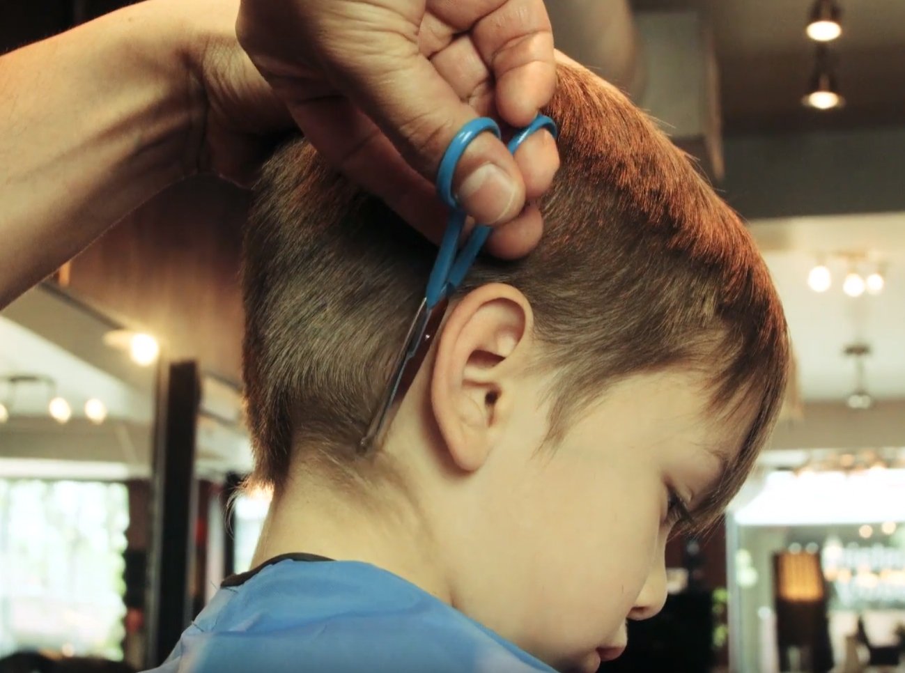 Calming Clipper – Das leise, sanfte Haarschneideset für Kinder mit Autismus und sensorischer Empfindlichkeit – inklusive Friseurumhang (20-teilig RH + Spitzer)