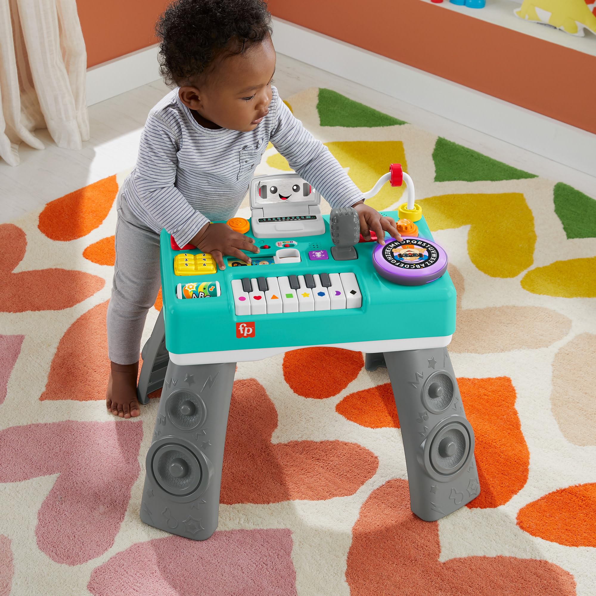 FISHER-PRICE HXG09 Lernspaß DJ-Spieltisch – Musikalisches Lernspielzeug mit 3 Klavierspielmodi, Lichtern, 12 Motorikaktivitäten und über 100 Liedern und Tönen, spricht Deutsch, ab 6 Monaten / 1 Jahr