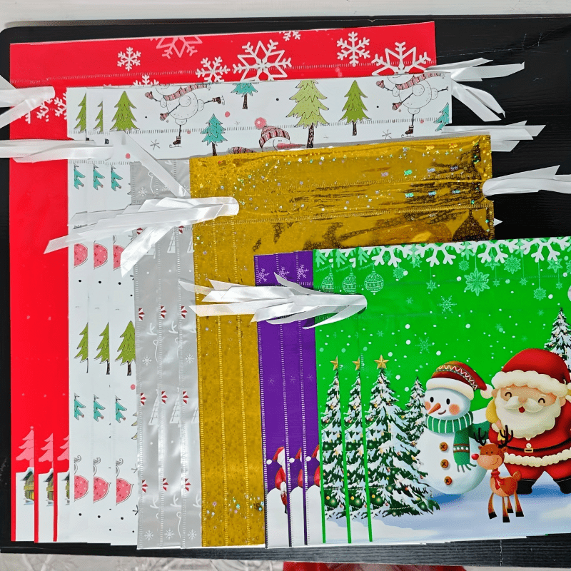 18-teiliges Weihnachtsgeschenktüten-Set, 6 Stile, je 3 Stück, Plastikbeutel mit Kordelzug und festlichen Designs, Geschenktüten für Feiertagspartys, Geschenktüten für Weihnachten, Geschenkverpackungszubehör