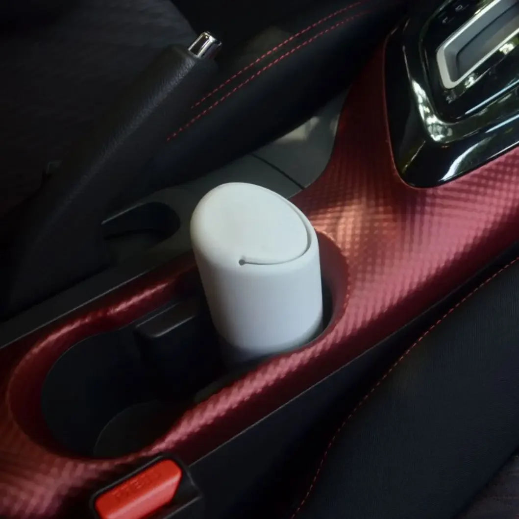 Automontierter Mülleimer mit Silikonbecher für den Einsatz im Auto. Mülltonne zur Autolaufbewahrung. Praktische und hygienische Aufbewahrungsbox für verschiedene Zwecke