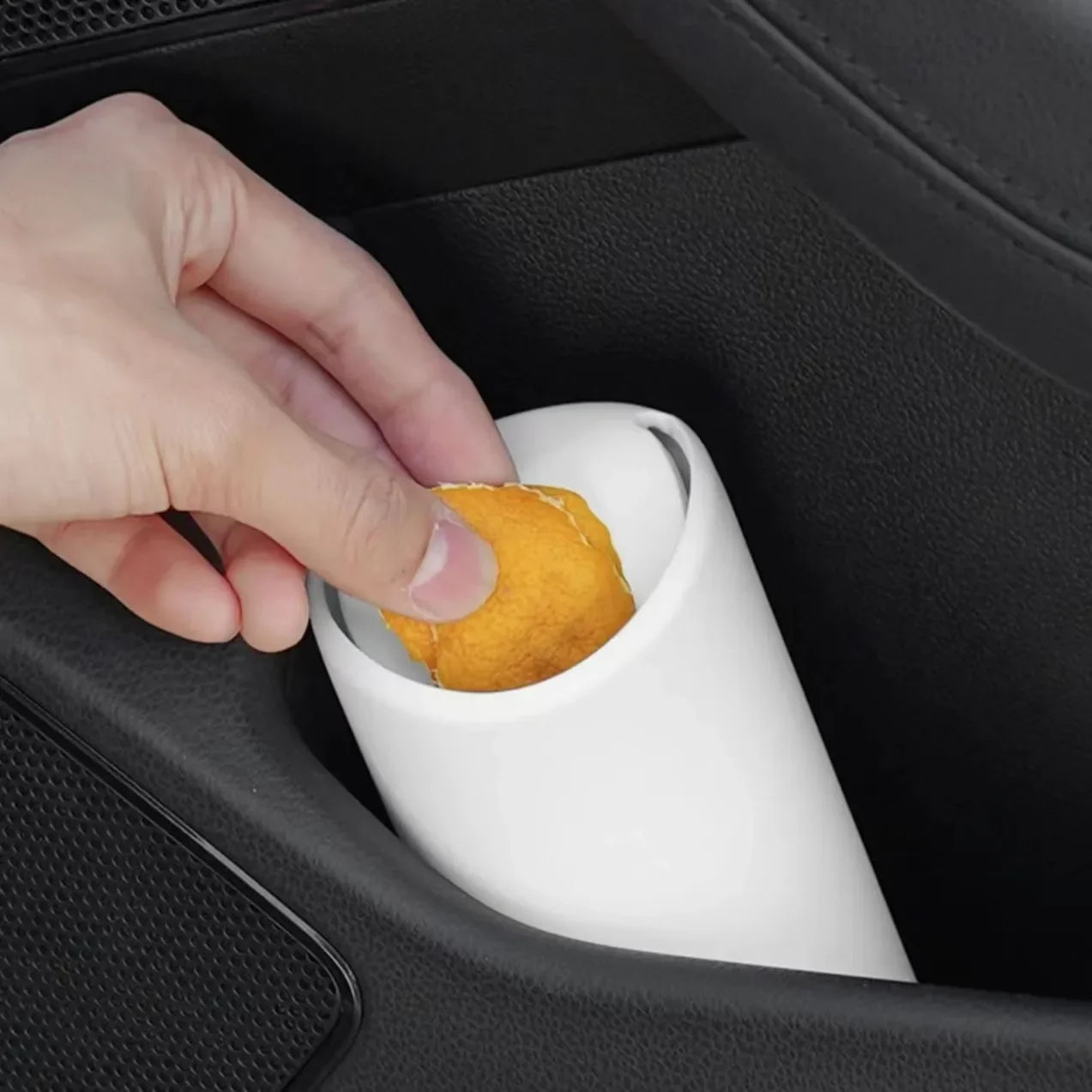 Automontierter Mülleimer mit Silikonbecher für den Einsatz im Auto. Mülltonne zur Autolaufbewahrung. Praktische und hygienische Aufbewahrungsbox für verschiedene Zwecke