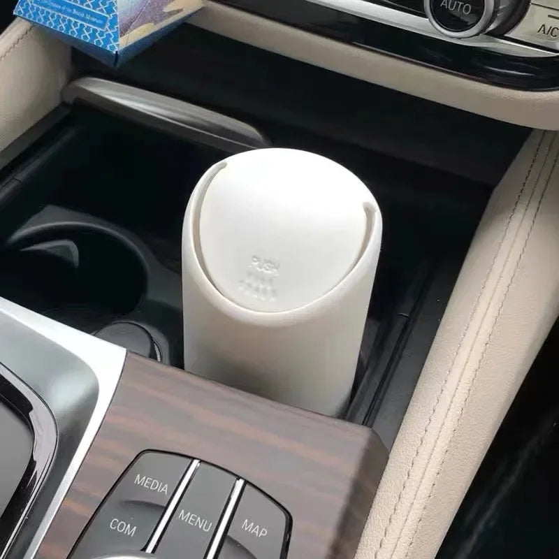 Automontierter Mülleimer mit Silikonbecher für den Einsatz im Auto. Mülltonne zur Autolaufbewahrung. Praktische und hygienische Aufbewahrungsbox für verschiedene Zwecke