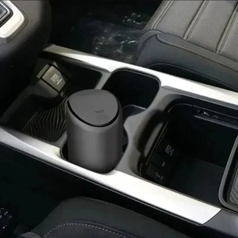 Automontierter Mülleimer mit Silikonbecher für den Einsatz im Auto. Mülltonne zur Autolaufbewahrung. Praktische und hygienische Aufbewahrungsbox für verschiedene Zwecke