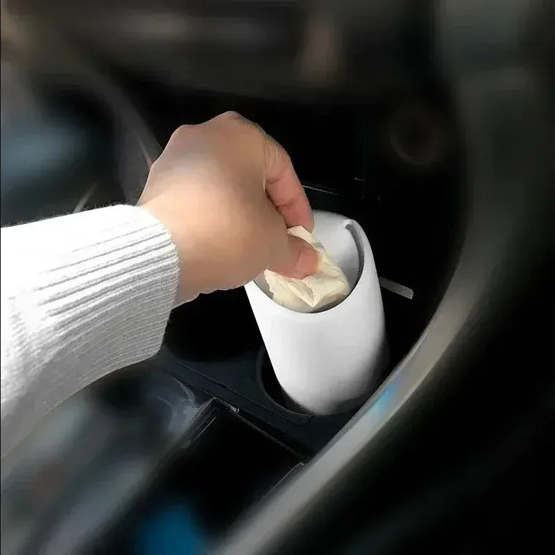 Automontierter Mülleimer mit Silikonbecher für den Einsatz im Auto. Mülltonne zur Autolaufbewahrung. Praktische und hygienische Aufbewahrungsbox für verschiedene Zwecke