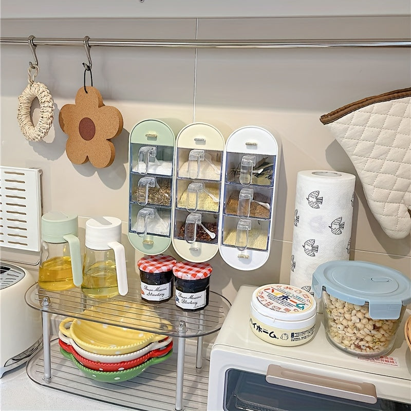 Ein 5-teiliges Gewürzspender-Set für die Küche, mit Fächern für Salz, Glutamat und verschiedene Würzmittel, zur Wandmontage ohne Bohren geeignet, mit einer Aufbewahrungsbox mit mehreren Fächern.