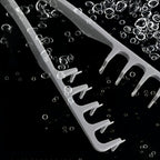 Dieser faltbare Stylingkamm wurde entwickelt, um Volumen und Textur für sofortigen Stand am Ansatz zu verleihen. Er eignet sich perfekt für feines und plattes Haar und sorgt für ein flauschiges Ende bei Ponyfrisuren, Pferdeschwänzen und Herren-Quiffs.