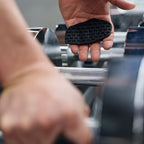 2 Stück rutschfeste Griffpolster aus Silikon fürs Fitnessstudio – Ergonomische Handschützer mit hochdichtem, strukturiertem Design für Gewichtheben, Kniebeugen, Hanteln