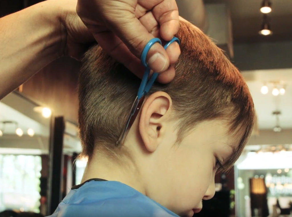 Calming Clipper – Das leise, sanfte Haarschneideset für Kinder mit Autismus und sensorischer Empfindlichkeit – inklusive Friseurumhang (20-teilig RH + Spitzer)