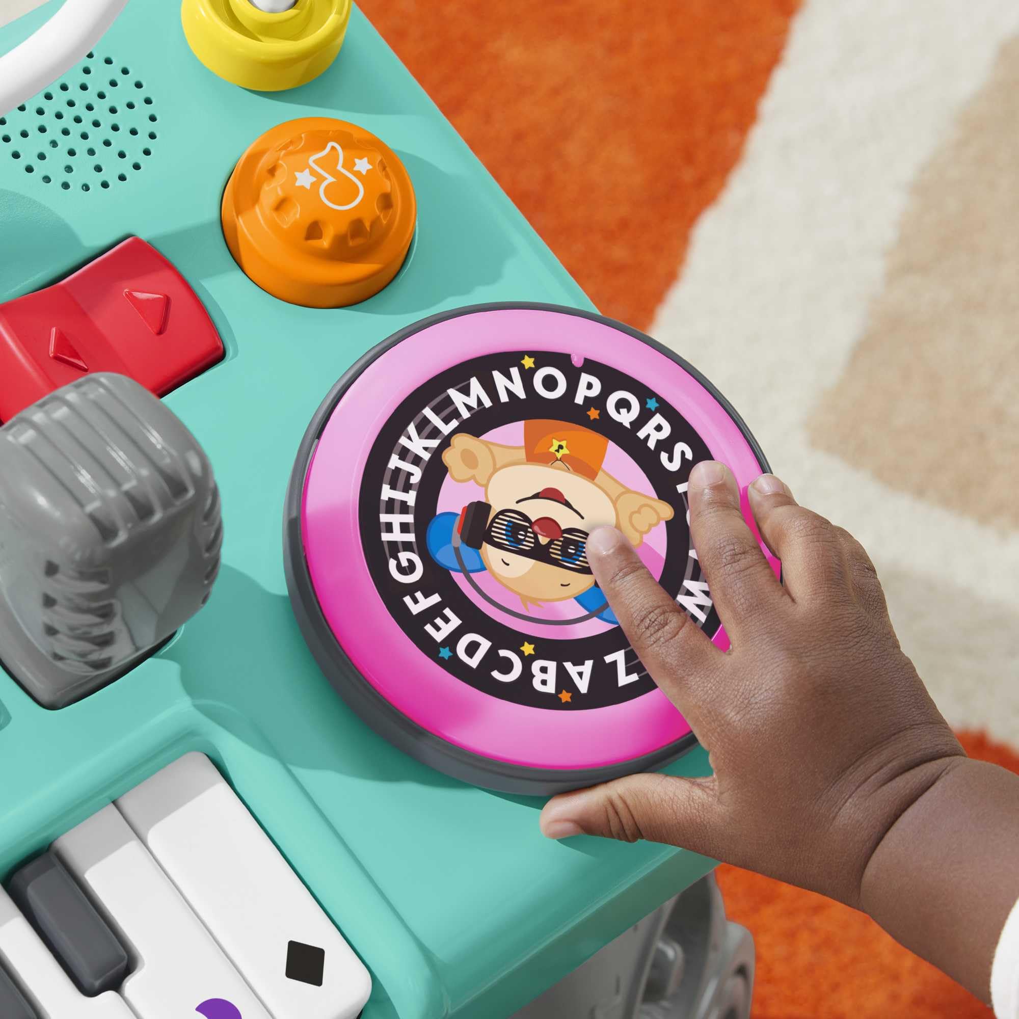 FISHER-PRICE HXG09 Lernspaß DJ-Spieltisch – Musikalisches Lernspielzeug mit 3 Klavierspielmodi, Lichtern, 12 Motorikaktivitäten und über 100 Liedern und Tönen, spricht Deutsch, ab 6 Monaten / 1 Jahr