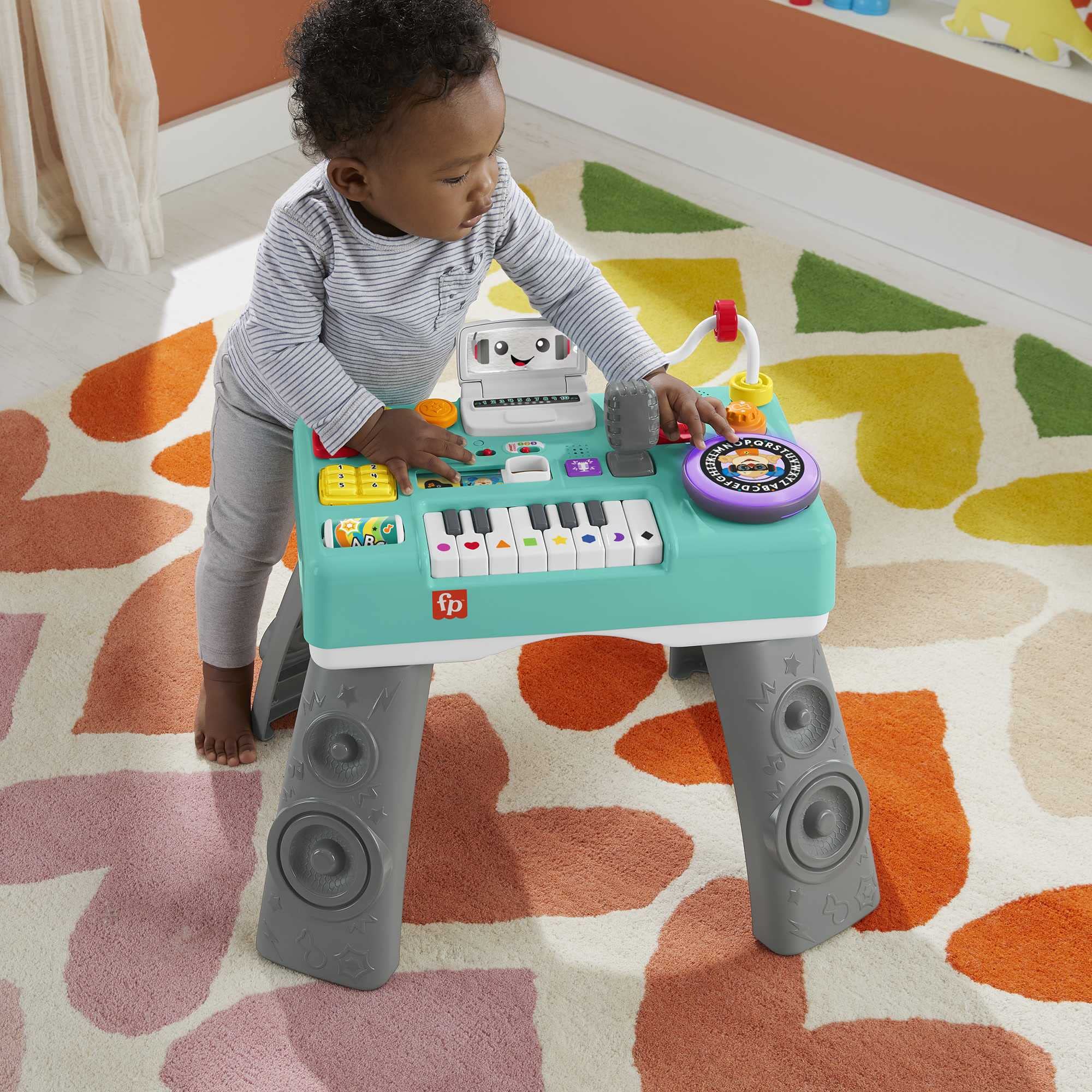 FISHER-PRICE HXG09 Lernspaß DJ-Spieltisch – Musikalisches Lernspielzeug mit 3 Klavierspielmodi, Lichtern, 12 Motorikaktivitäten und über 100 Liedern und Tönen, spricht Deutsch, ab 6 Monaten / 1 Jahr