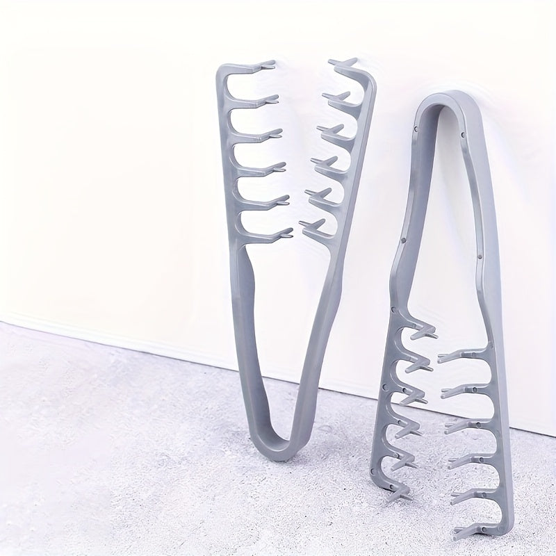 Dieser faltbare Stylingkamm wurde entwickelt, um Volumen und Textur für sofortigen Stand am Ansatz zu verleihen. Er eignet sich perfekt für feines und plattes Haar und sorgt für ein flauschiges Ende bei Ponyfrisuren, Pferdeschwänzen und Herren-Quiffs.