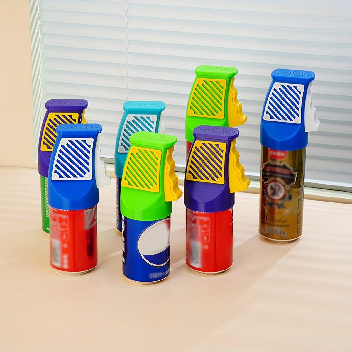 Tragbarer, manueller Dosenöffner mit ergonomischem Griff und Klingen – robuste ABS-Konstruktion, kompaktes und leichtes Design für Bier, Limonade, Erfrischungsgetränke, Camping und Reisen – griffiger Griff, stabile Konstruktion, ideal für Zuhausee