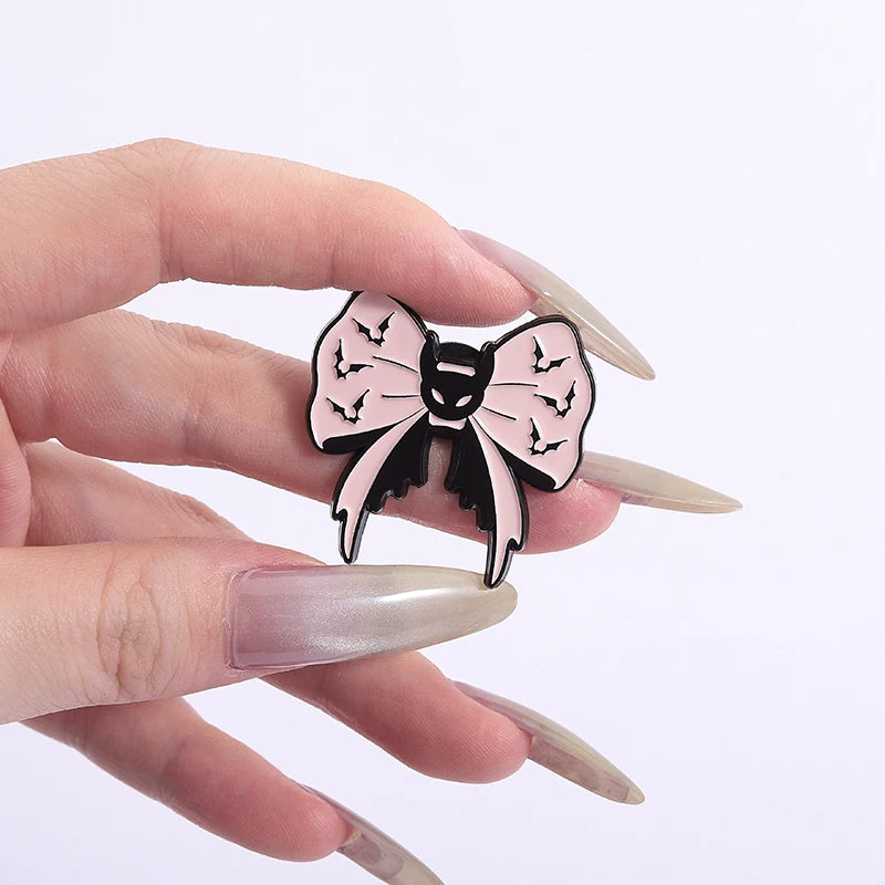 Gothic Emaille-Brosche & Anstecknadel – Skelett, Schleife & Stethoskop | Halloween Schmuck