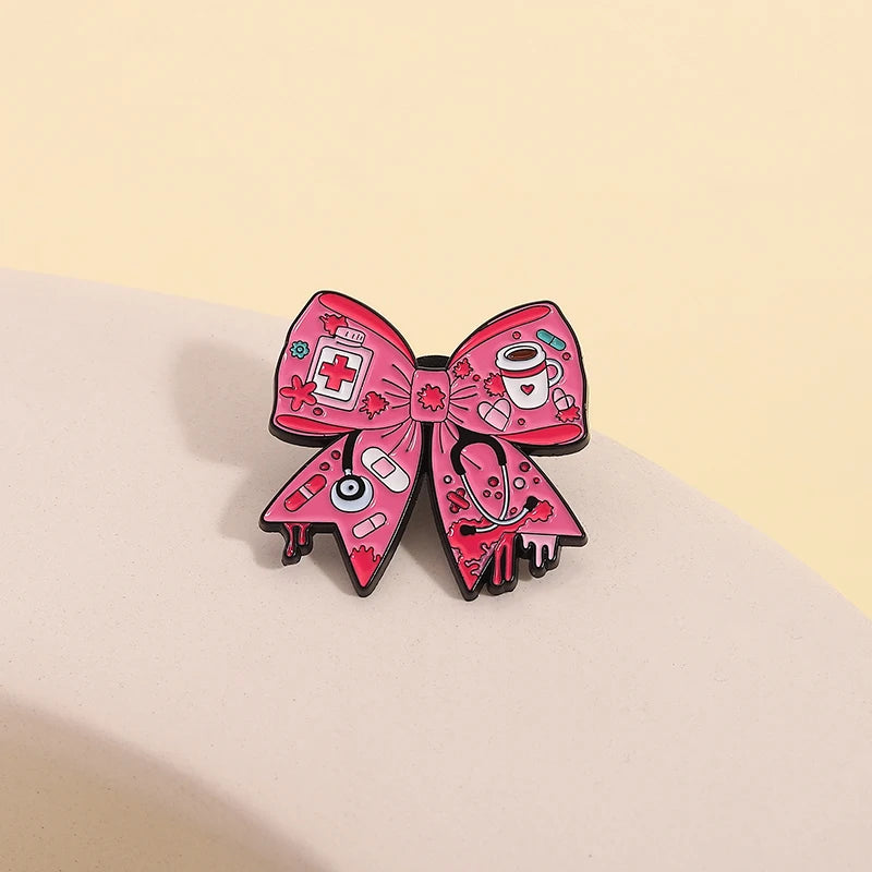 Gothic Emaille-Brosche & Anstecknadel – Skelett, Schleife & Stethoskop | Halloween Schmuck