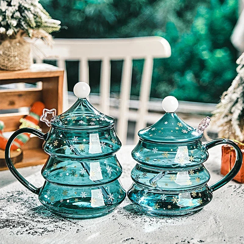 Kreativer Weihnachtsbaum aus Glas, Weihnachtstasse mit Deckel, isolierte Kaffeetasse aus Glas