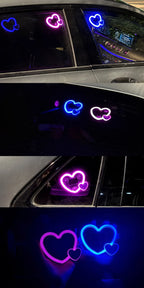 Neues solarbetriebenes Auto mit dreieckigen Fenstern, herzförmigen Neonlichtern, beleuchteten Heckscheiben, Innendekoration, Atmosphäre