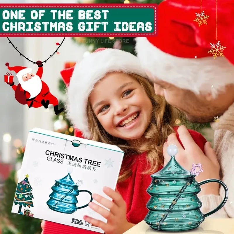 Kreativer Weihnachtsbaum aus Glas, Weihnachtstasse mit Deckel, isolierte Kaffeetasse aus Glas