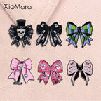 Gothic Emaille-Brosche & Anstecknadel – Skelett, Schleife & Stethoskop | Halloween Schmuck