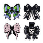 Gothic Emaille-Brosche & Anstecknadel – Skelett, Schleife & Stethoskop | Halloween Schmuck
