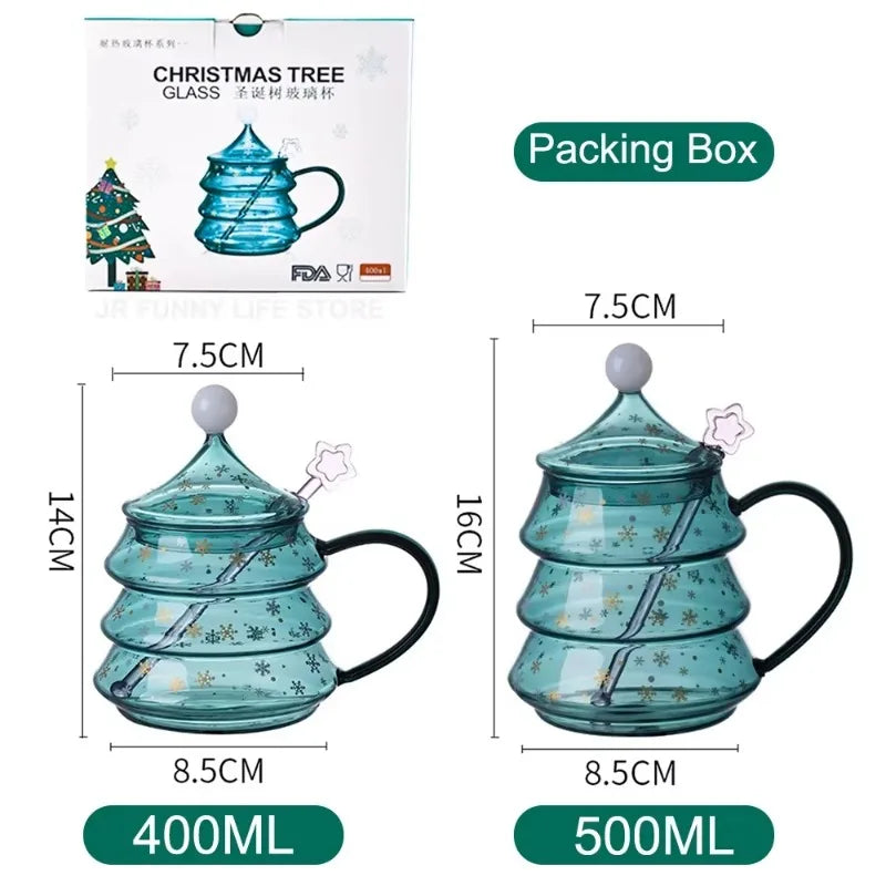Kreativer Weihnachtsbaum aus Glas, Weihnachtstasse mit Deckel, isolierte Kaffeetasse aus Glas