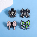 Gothic Emaille-Brosche & Anstecknadel – Skelett, Schleife & Stethoskop | Halloween Schmuck
