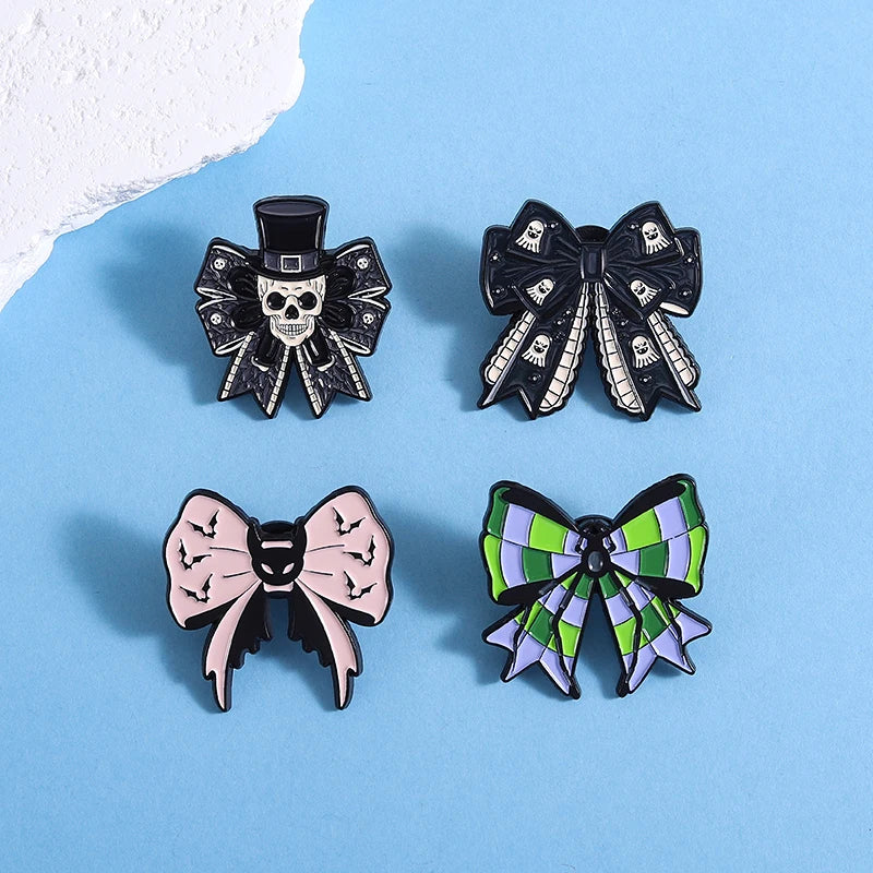 Gothic Emaille-Brosche & Anstecknadel – Skelett, Schleife & Stethoskop | Halloween Schmuck
