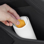 Automontierter Mülleimer mit Silikonbecher für den Einsatz im Auto. Mülltonne zur Autolaufbewahrung. Praktische und hygienische Aufbewahrungsbox für verschiedene Zwecke