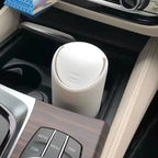 Automontierter Mülleimer mit Silikonbecher für den Einsatz im Auto. Mülltonne zur Autolaufbewahrung. Praktische und hygienische Aufbewahrungsbox für verschiedene Zwecke