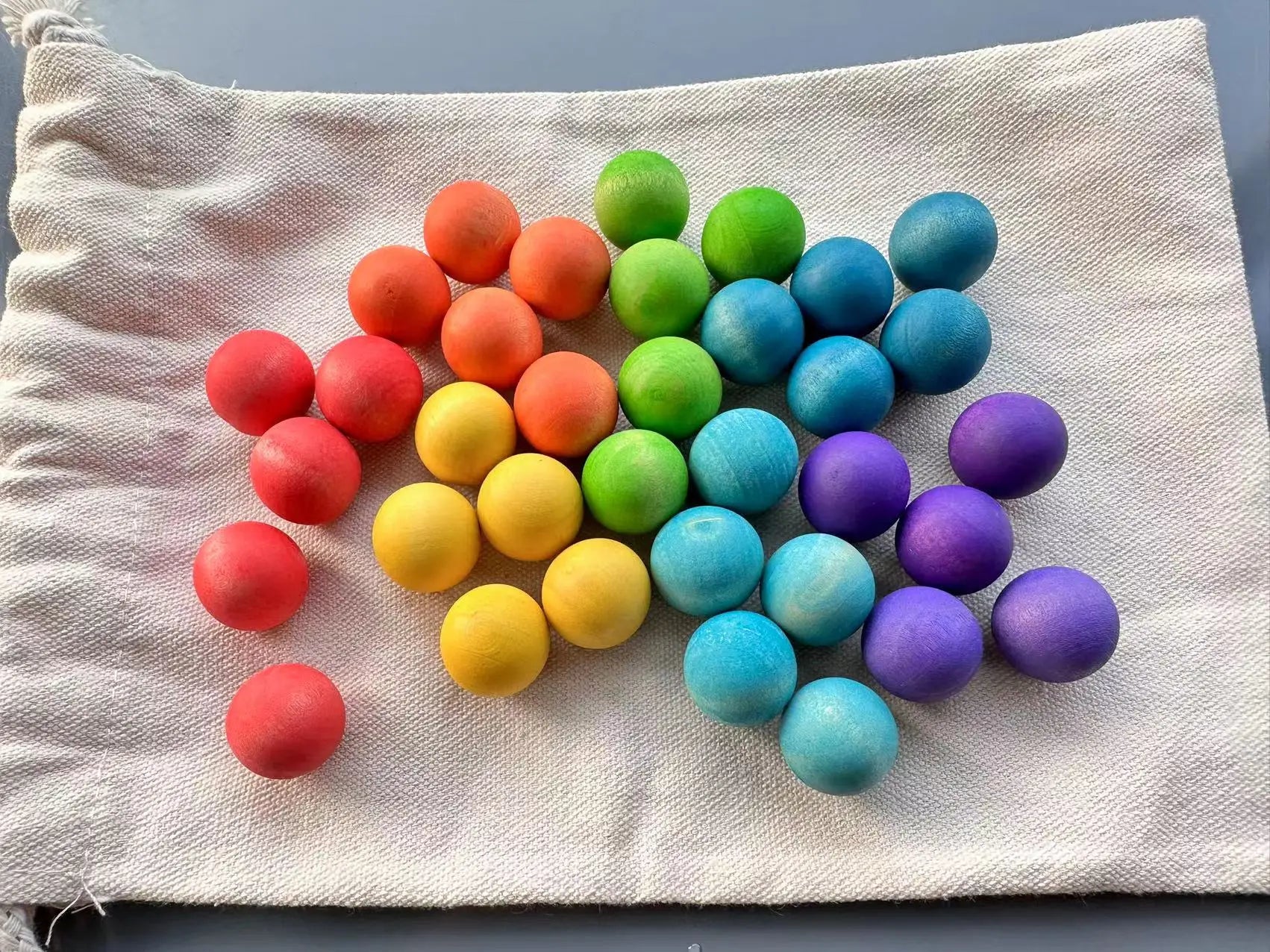 Hochwertige Regenbogen-Musik, klingende Bäume, Holzblütenblätter, Montage und Marmor-Lauf-Bälle, die Kinder-Lernspielzeug verfolgen