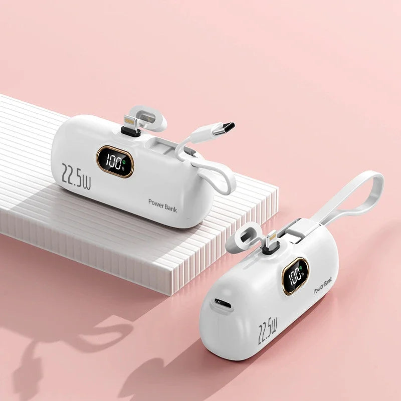Tragbare Mini-Kapsel-Powerbank, integriertes Kabel, Typ-C-Stecker, 22,5 W, schnelles Aufladen für iPhone, Samsung, Xiaomi, externer Ersatzakku