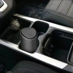 Automontierter Mülleimer mit Silikonbecher für den Einsatz im Auto. Mülltonne zur Autolaufbewahrung. Praktische und hygienische Aufbewahrungsbox für verschiedene Zwecke