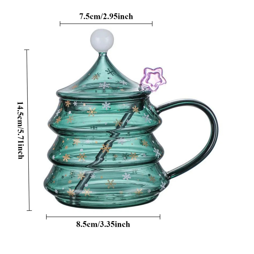Kreativer Weihnachtsbaum aus Glas, Weihnachtstasse mit Deckel, isolierte Kaffeetasse aus Glas