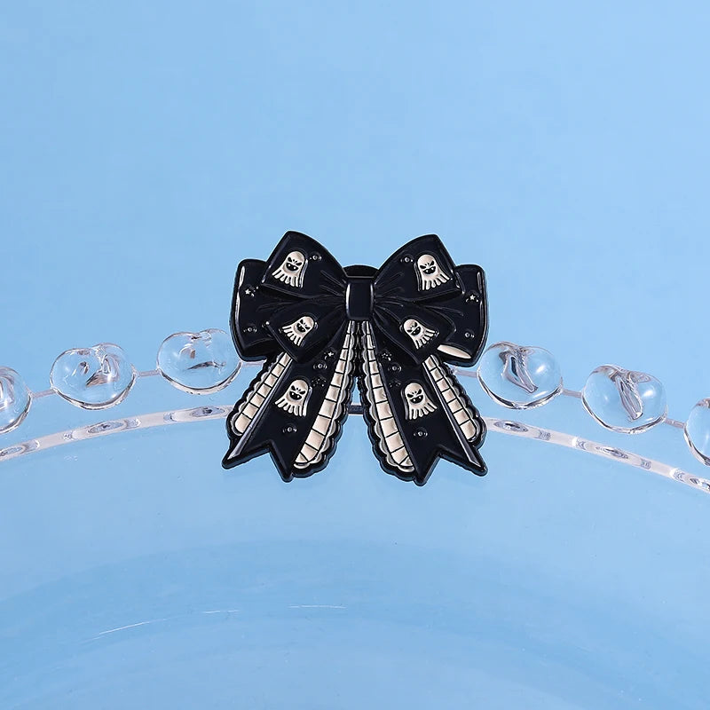 Gothic Emaille-Brosche & Anstecknadel – Skelett, Schleife & Stethoskop | Halloween Schmuck