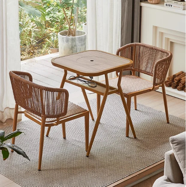 Ofenherstellung von Tee, Balkon, dreiteiliges Set aus Tischen und Stühlen, kleiner multifunktionaler elektrischer Keramikherd, Grillen-Esszimmer