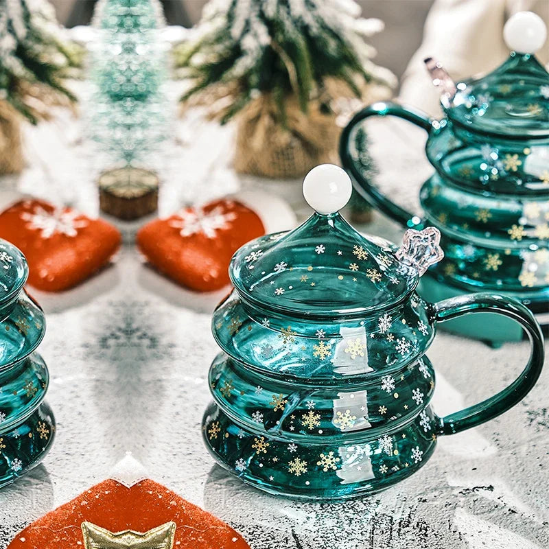 Kreativer Weihnachtsbaum aus Glas, Weihnachtstasse mit Deckel, isolierte Kaffeetasse aus Glas