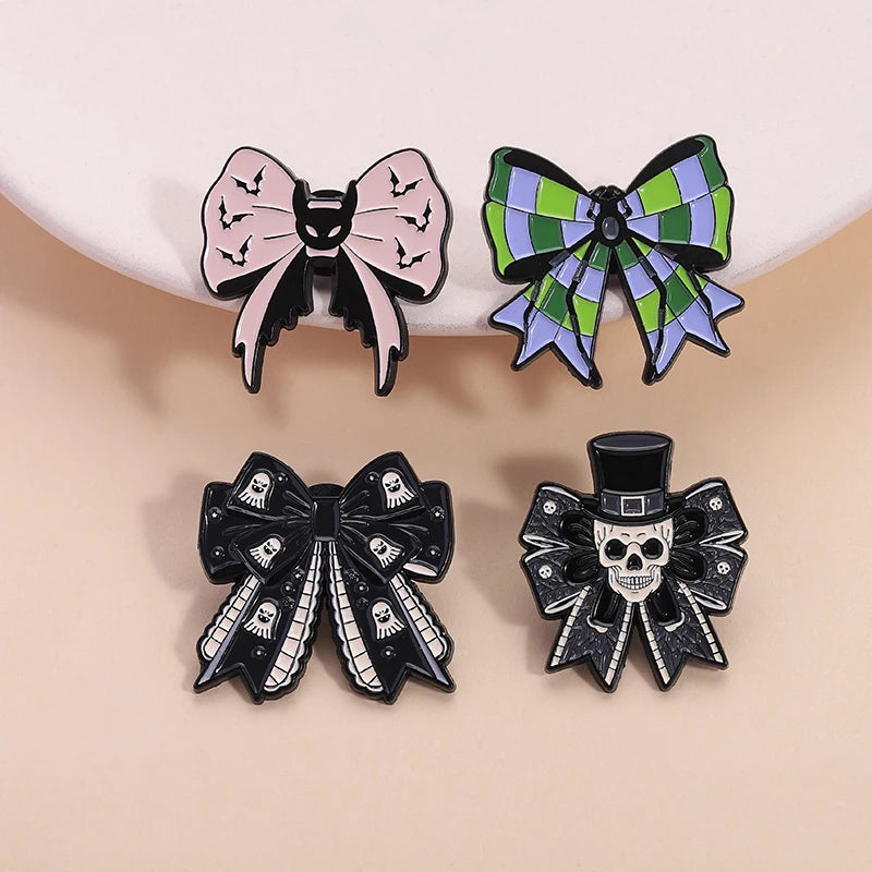 Gothic Emaille-Brosche & Anstecknadel – Skelett, Schleife & Stethoskop | Halloween Schmuck