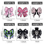 Gothic Emaille-Brosche & Anstecknadel – Skelett, Schleife & Stethoskop | Halloween Schmuck