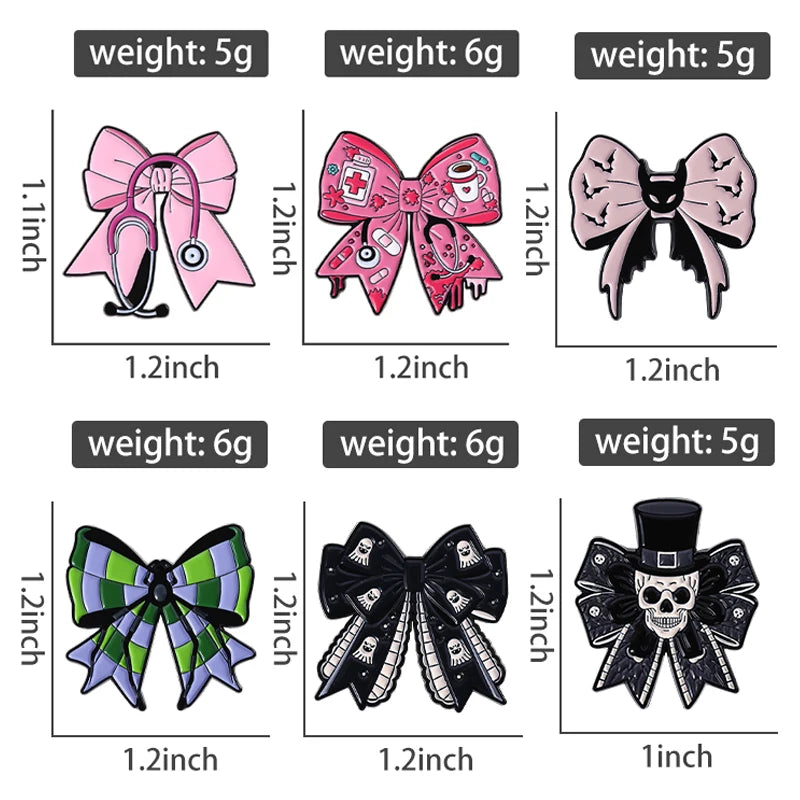 Gothic Emaille-Brosche & Anstecknadel – Skelett, Schleife & Stethoskop | Halloween Schmuck