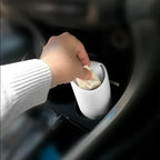 Automontierter Mülleimer mit Silikonbecher für den Einsatz im Auto. Mülltonne zur Autolaufbewahrung. Praktische und hygienische Aufbewahrungsbox für verschiedene Zwecke