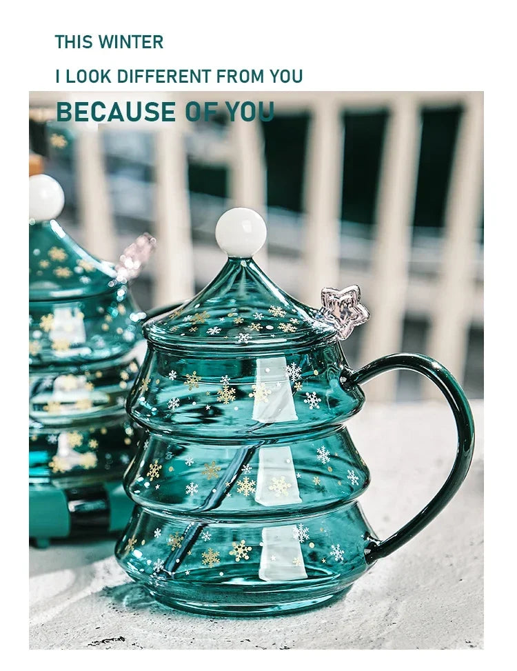 Kreativer Weihnachtsbaum aus Glas, Weihnachtstasse mit Deckel, isolierte Kaffeetasse aus Glas