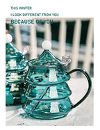 Kreativer Weihnachtsbaum aus Glas, Weihnachtstasse mit Deckel, isolierte Kaffeetasse aus Glas