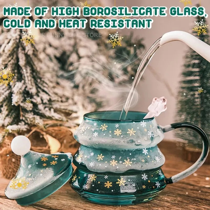 Kreativer Weihnachtsbaum aus Glas, Weihnachtstasse mit Deckel, isolierte Kaffeetasse aus Glas