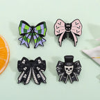 Gothic Emaille-Brosche & Anstecknadel – Skelett, Schleife & Stethoskop | Halloween Schmuck