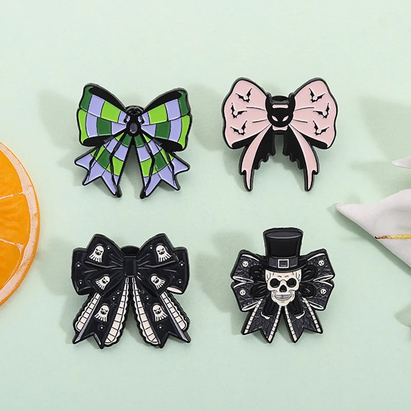 Gothic Emaille-Brosche & Anstecknadel – Skelett, Schleife & Stethoskop | Halloween Schmuck