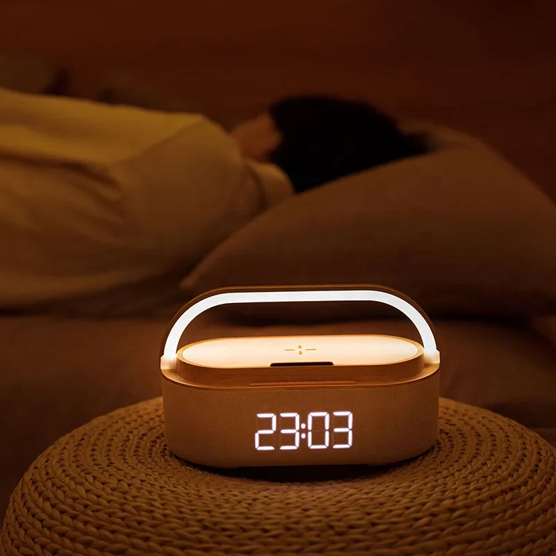 Digitales Weckerradio mit Bluetooth-Lautsprecher, 15 W kabelloses Ladegerät, zwei kabellosen Lautsprecher, einstellbarer lauter Alarmton