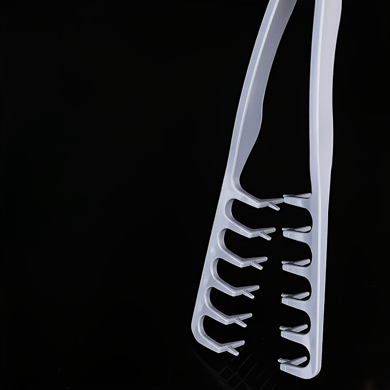 Dieser faltbare Stylingkamm wurde entwickelt, um Volumen und Textur für sofortigen Stand am Ansatz zu verleihen. Er eignet sich perfekt für feines und plattes Haar und sorgt für ein flauschiges Ende bei Ponyfrisuren, Pferdeschwänzen und Herren-Quiffs.