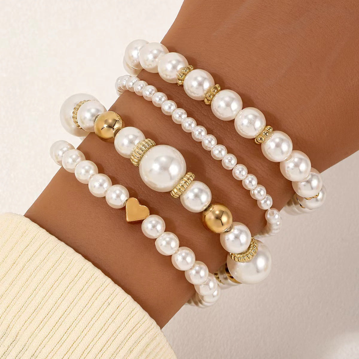 Modisches 4-teiliges Set mit Liebesperlen-Armbändern für Damen