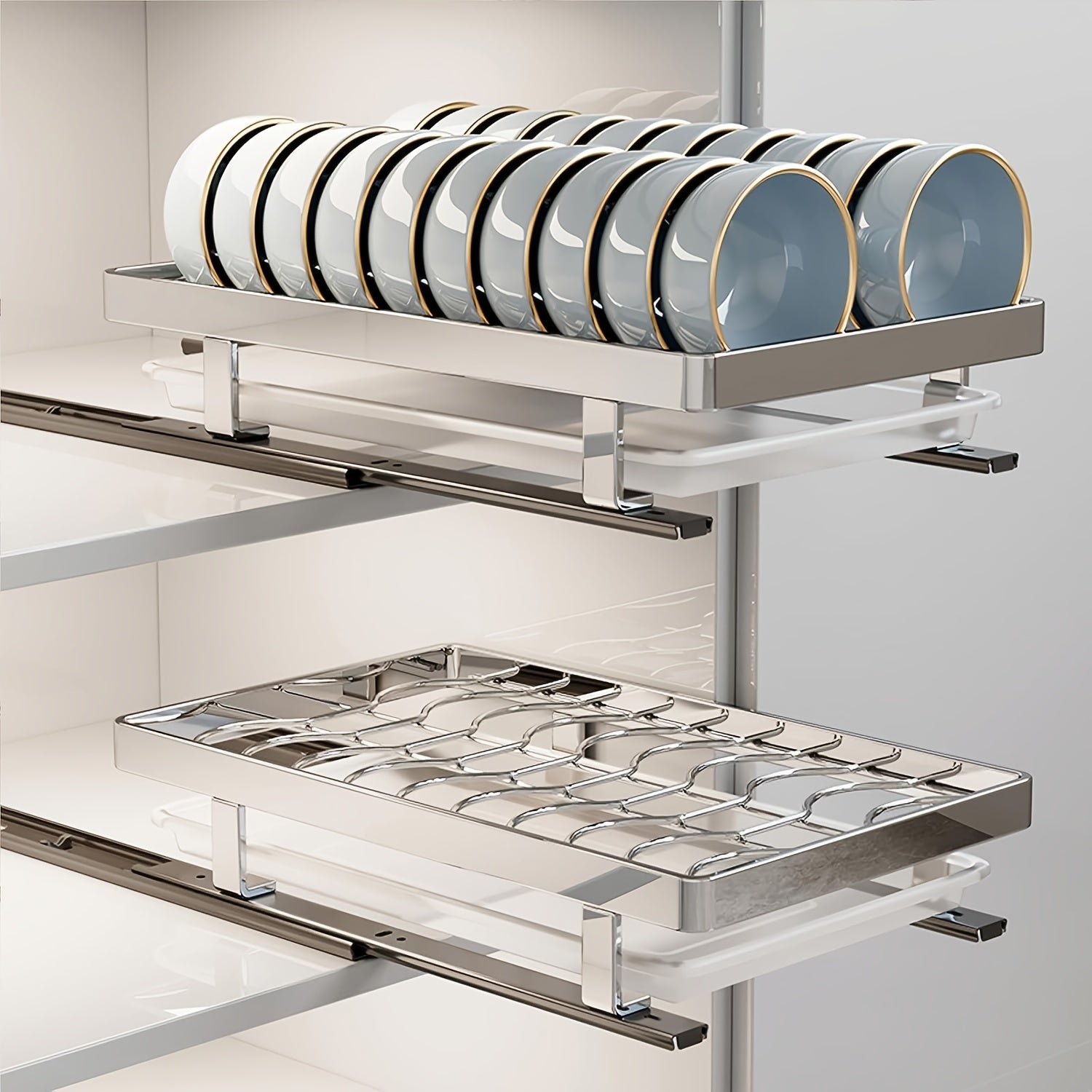 Kompakter Abtropfständer aus Edelstahl für die Küchenarbeitsplatte – platzsparender Auszieh-Organizer mit Fächern in verschiedenen Größen für Teller, Schüsseln und Besteck, robustes Metalldesign für moderne Küchen, Küchenorganisation und Aufbewahrung.